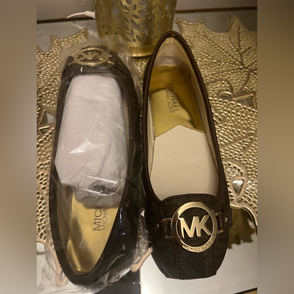 Michael Kors shoes size 6.5 brand new. Comes with the box